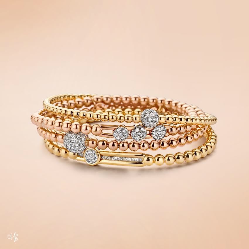 Illustration de l’univers Des modèles extensibles innovants aux styles classiques, nos bracelets offrent un confort parfait et une élégance intemporelle dans chaque pièce.