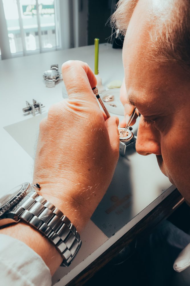 Illustration du service Entretien & remise à neuf de vos montres dans nos ateliers
